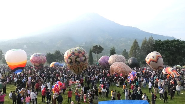 Puluhan Balon Udara Raksasa Hiasi Lereng Gunung Sumbing Halaman