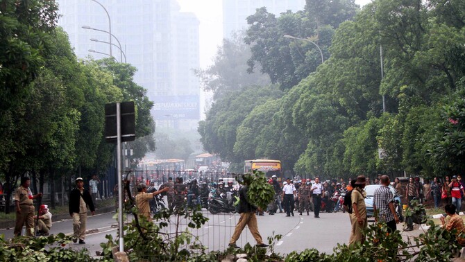 Ribuan Perangkat Desa Kepung Gedung Dpr