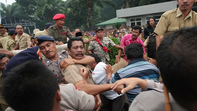 Ribuan Perangkat Desa Kepung Gedung Dpr