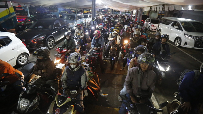 Pemudik Sepeda Motor Di Pelabuhan Merak