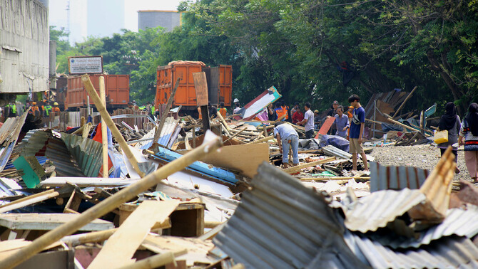 Pembongkaran Lokalisasi Gunung Antang Jatinegara