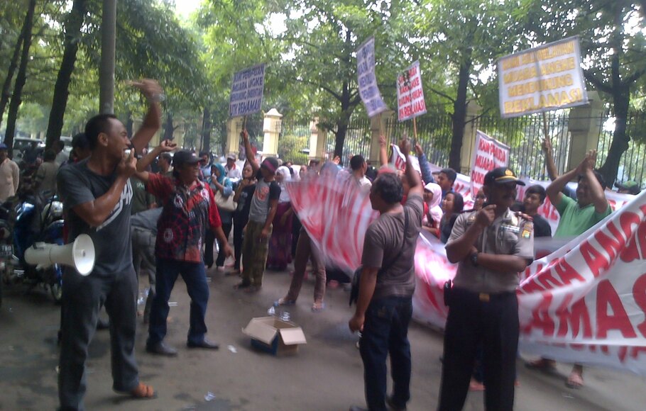 Dukung Proyek Reklamasi Ratusan Nelayan Gelar Demo Di PTUN