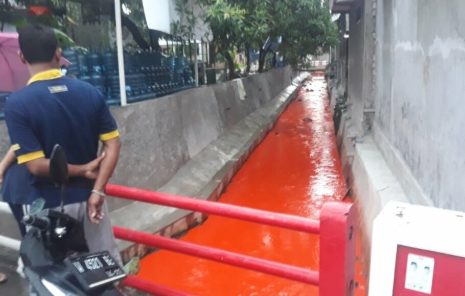 Polres Gresik Selidiki Tumpahan Pewarna Pupuk Di Sungai