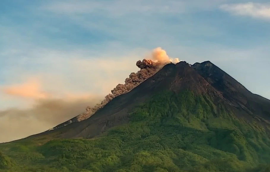 Gunung Merapi Luncurkan Kali Awan Panas Guguran