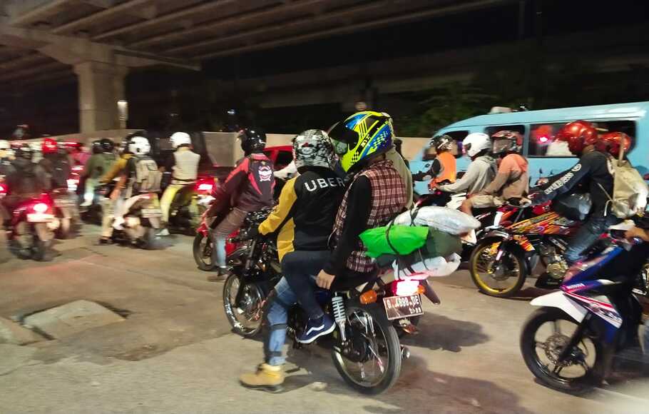 Jalan Raya Kalimalang Dipadati Pemudik Yang Gunakan Motor