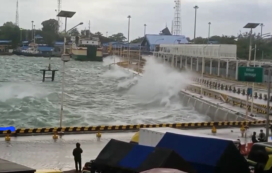 Pelabuhan Merak Diterpa Cuaca Buruk Antrean Kendaraan Menumpuk