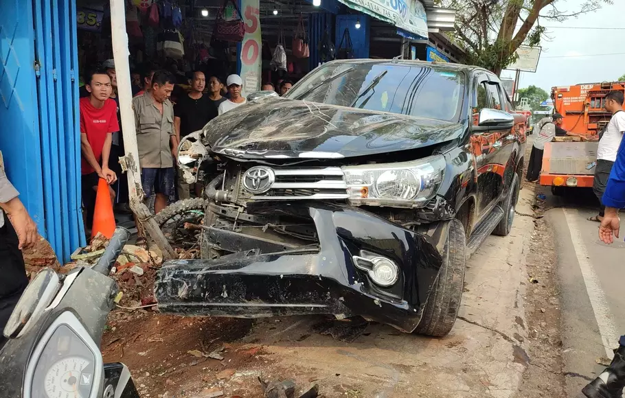 Mobil Dinas Bupati Kuningan Tabrak Motor Dan Bengkel 3 Orang Tewas