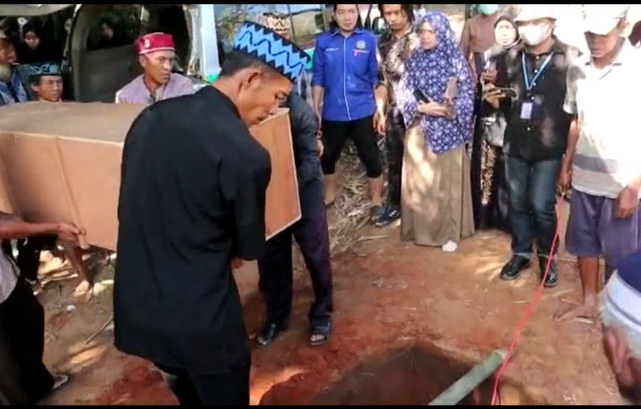 Isak Tangis Warnai Pemakaman Jenazah Pasutri Korban Mbah Slamet Di Lampung