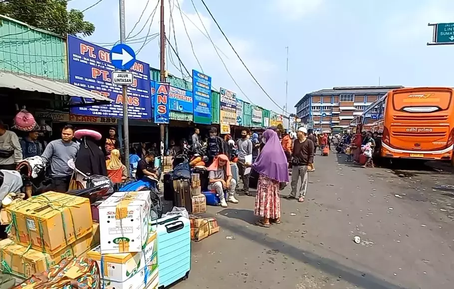 Pemudik Meningkat Di Terminal Induk Kota Bekasi Banyak Bus