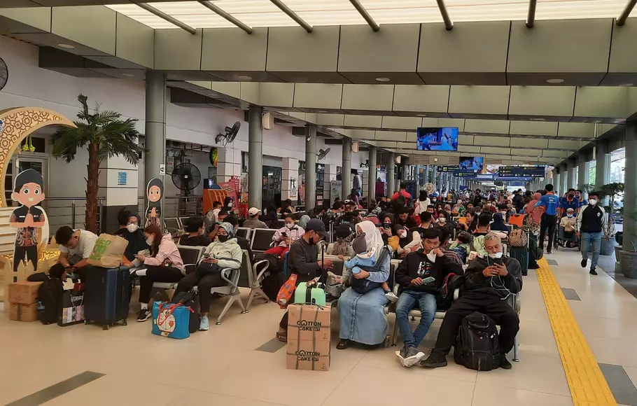 Puncak Arus Mudik 24 000 Pemudik Berangkat Dari Stasiun Pasar Senen