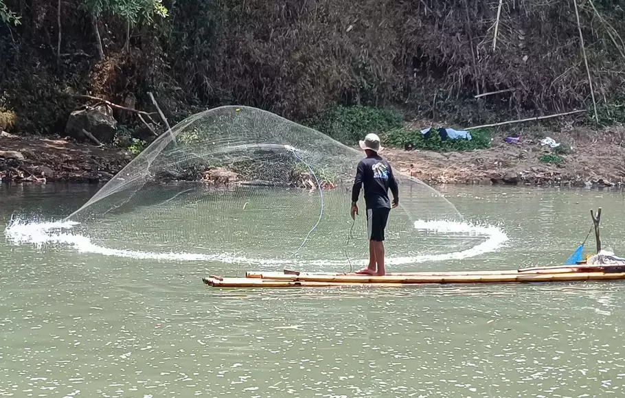 Berkah Kemarau Warga Beramai Ramai Menangkap Ikan Di Sungai Citanduy