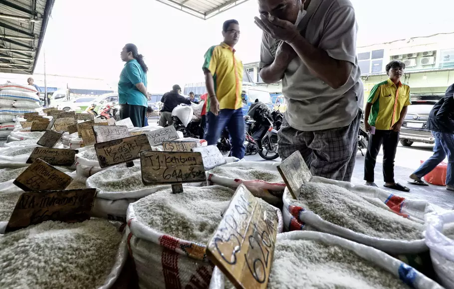 Pedagang Pasar Induk Cipinang Sebut Harga Beras Pecahkan Rekor