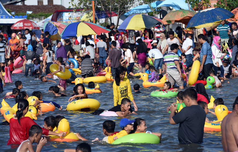 H Lebaran Pengunjung Padati Pantai Ancol