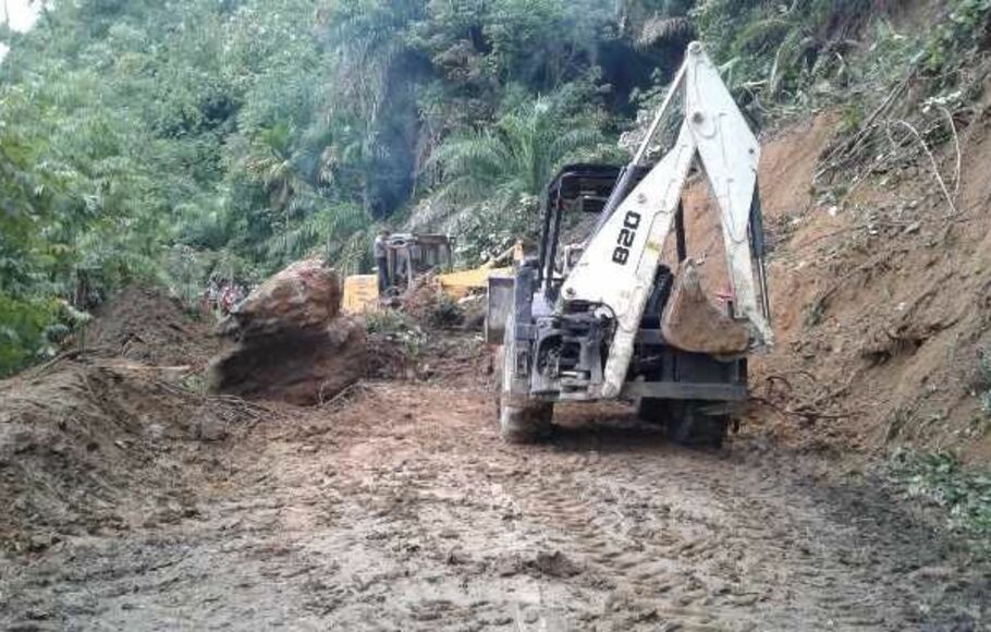 Jalan Manna Tanjung Sakti Alami Longsor Di Sejumlah Titik