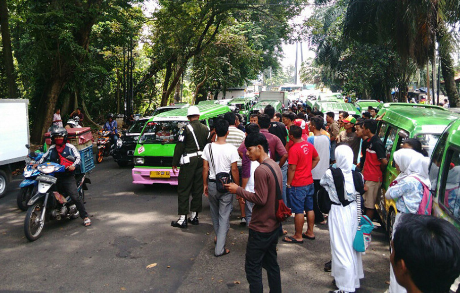 Sopir Angkot Bogor Ancam Demo Lebih Besar