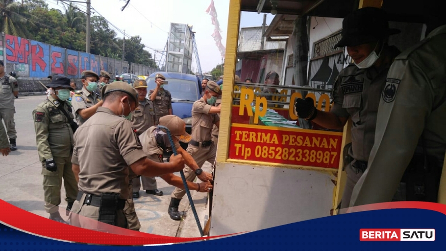 Satpol Pp Tertibkan Bangunan Liar Di Stasiun Depok Baru