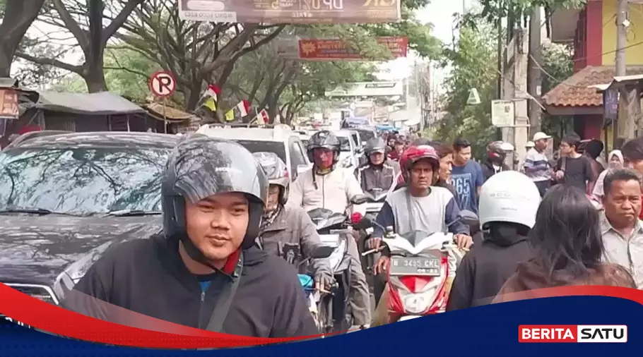 Diduga Gagal Menyalip Pemotor Di Tangerang Tewas Terlindas Truk