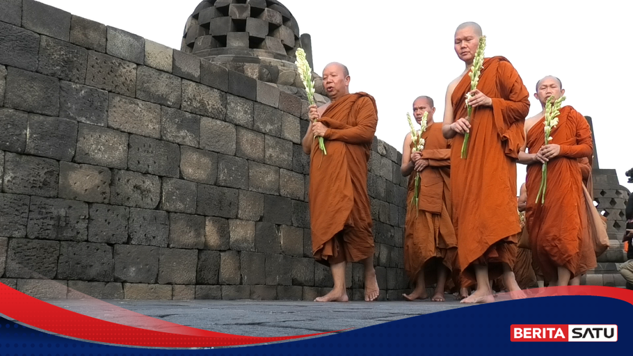 Tiba Di Candi Borobudur Rombongan Biksu Thudong Lakukan Pradaksina