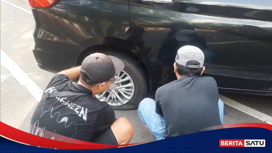 Parkir Di Bahu Jalan Belasan Ban Mobil Pengunjung Monas Digembosi