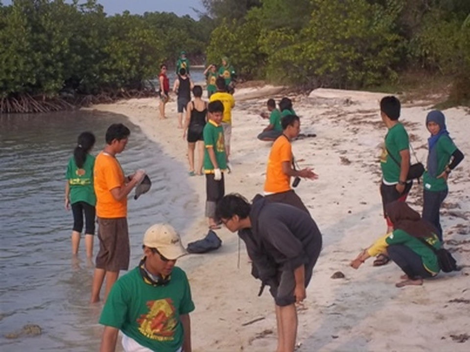 GMT 3 Kumpulkan 600 Karung Sampah Di Pulau Tidung
