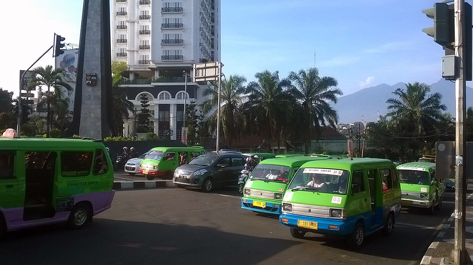 Angkutan Umum Di Bogor Tetap Beroperasi