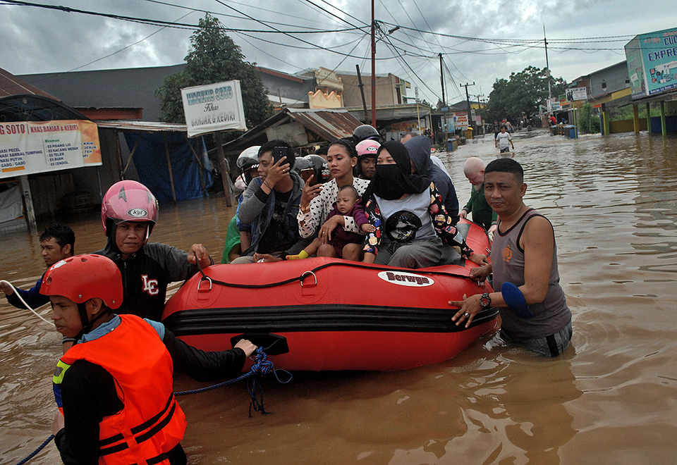 Evakuasi Warga Terdampak Banjir Makassar