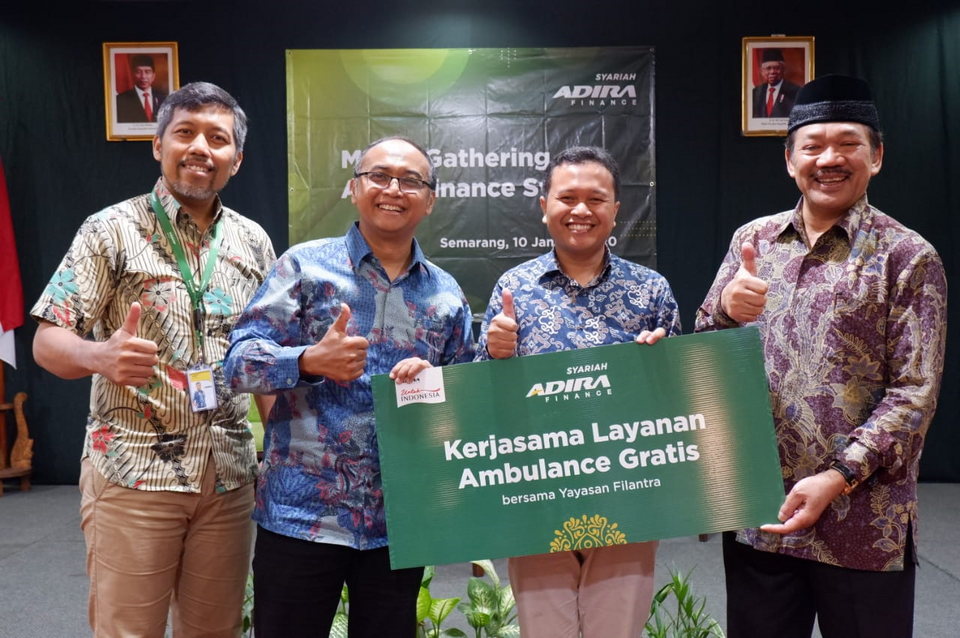 Kelola Dana Kebajikan Adira Finance Syariah Donasikan Mobil Ambulans