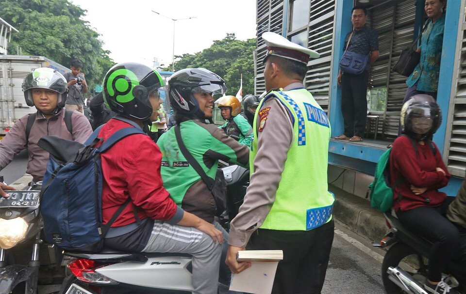 Pengendara Motor Antri Ditilang Di Jalur Busway