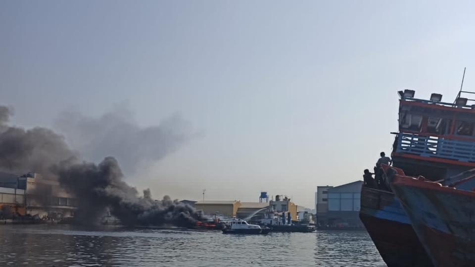 Kapal Motor Nelayan Terbakar Di Pelabuhan Muara Baru Jakarta Utara