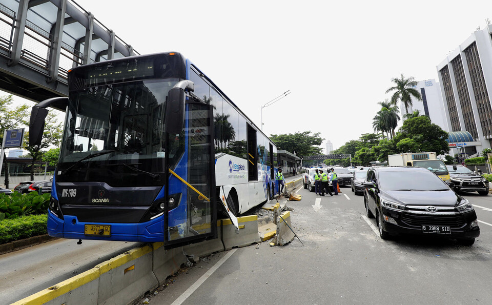 Transjakarta Tabrak Separator Di Jalan Sudirman