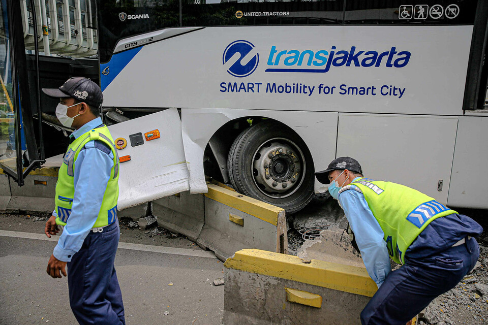 Transjakarta Tabrak Separator Di Jalan Sudirman