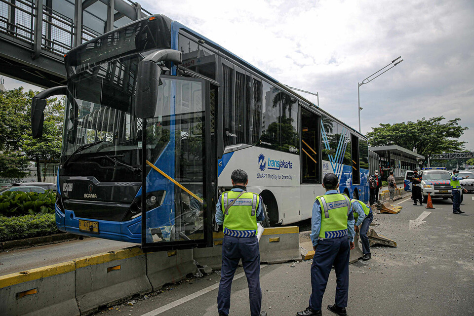 Transjakarta Tabrak Separator Di Jalan Sudirman