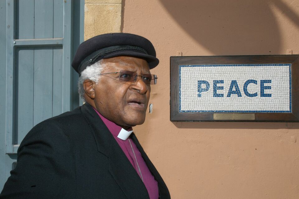 Peraih Nobel Perdamaian Uskup Desmond Tutu Meninggal Di Usia