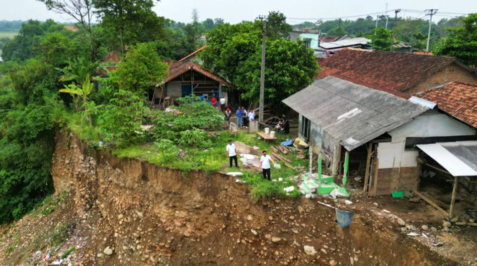 Cegah Dampak Longsor Pemkab Bekasi Evakuasi Warga Halaman 1