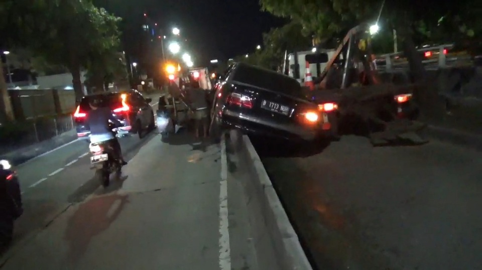 Pengemudi Hilang Kendali Sedan Mewah Tabrak Separator Di Grogol