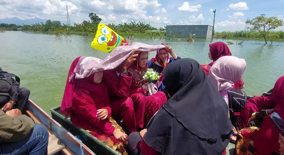 Gelar Resepsi Pasangan Pengantin Terjang Banjir Di Kudus Halaman 1