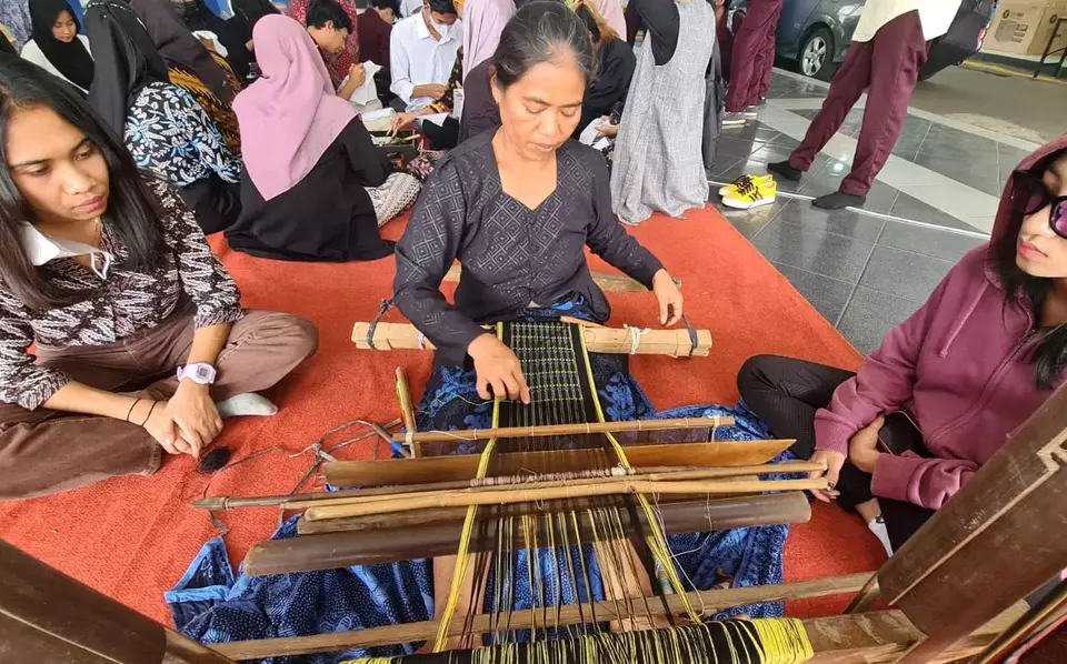 Wastra Nusantara Exhibition Batik Dan Tenun Baduy