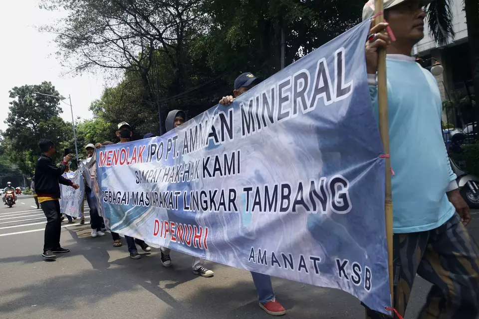 Unjuk Rasa Tolak Rencana IPO PT Amman Mineral