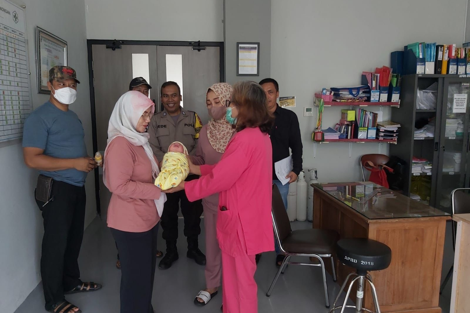 Warga Tangerang Temukan Bayi Laki Laki Dalam Kardus Di Semak Semak