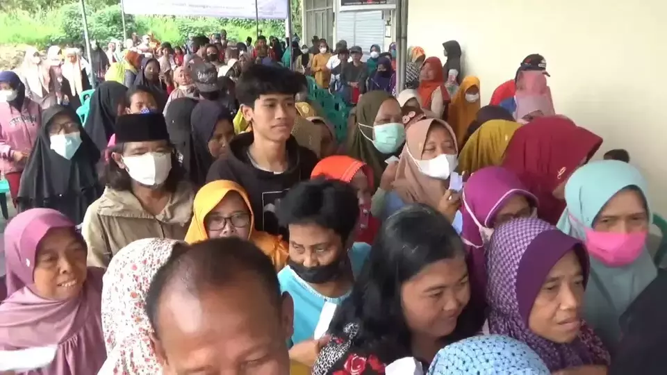 Warga Kurang Mampu Berdesakan Antre Bingkisan Sembako Gratis Dari Vihara