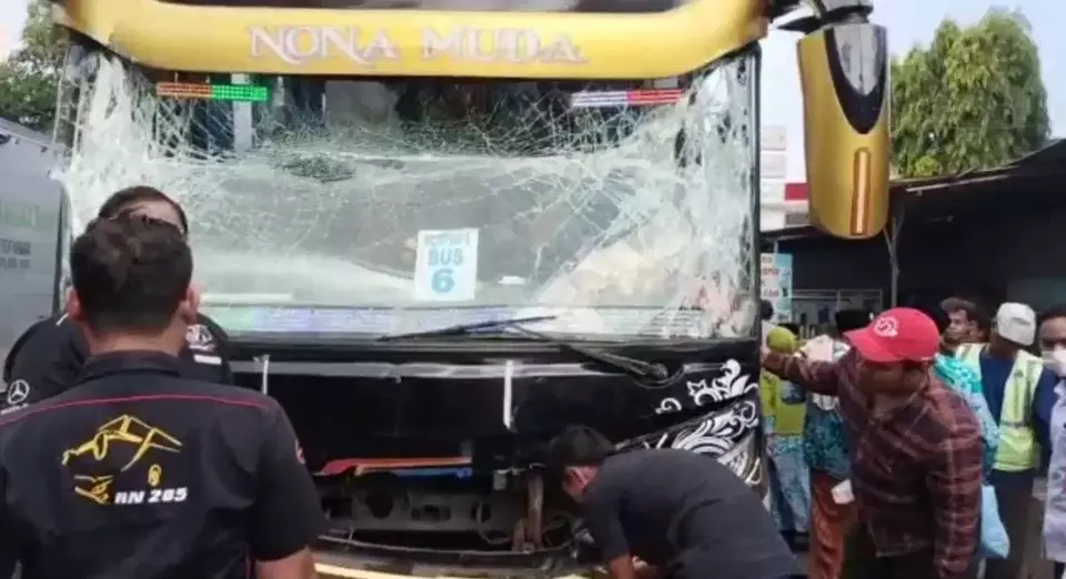 Bus Rombongan Calon Haji Asal Pamekasan Kecelakaan Beruntun Di Bangkalan