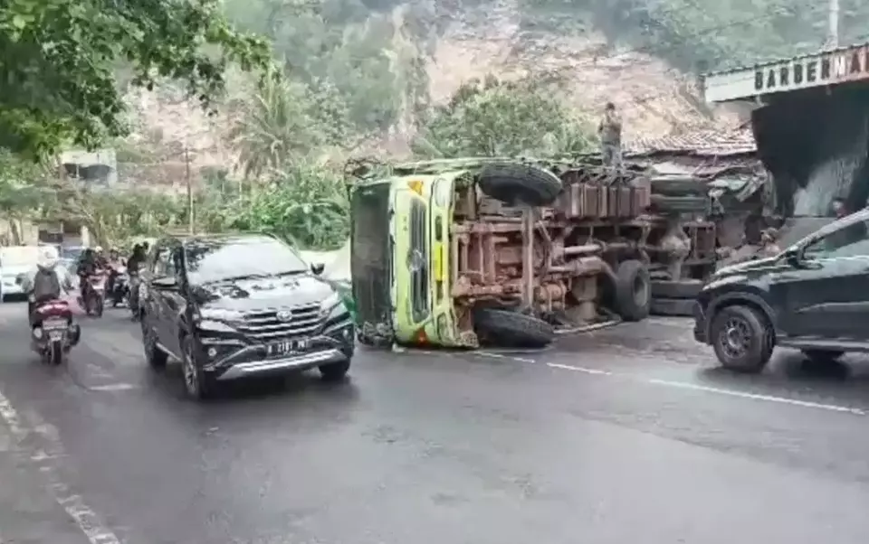 Gagal Menanjak Truk Bermuatan Sembako Terguling Dan Menimpa Rumah