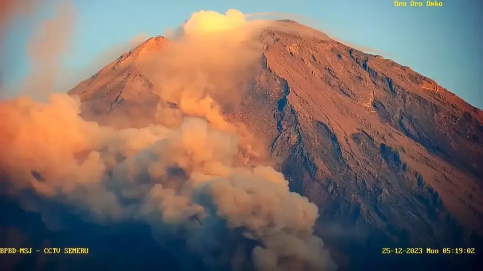 Detik Detik Gunung Semeru Meletus Luncurkan Awan Panas Guguran Sejauh