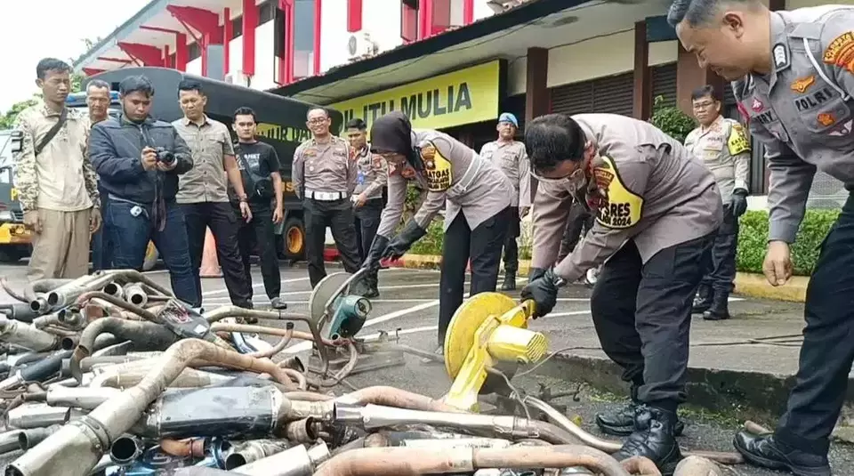 Satlantas Polresta Barelang Musnahkan Knalpot Brong Hasil Razia