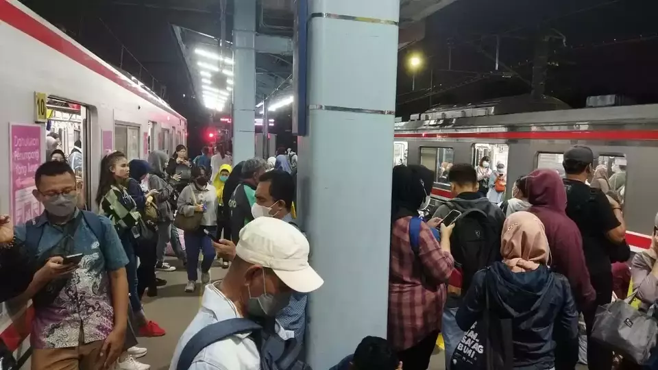 Commuter Line Terhenti Penumpukan Penumpang Terjadi Di Stasiun Tanah Abang