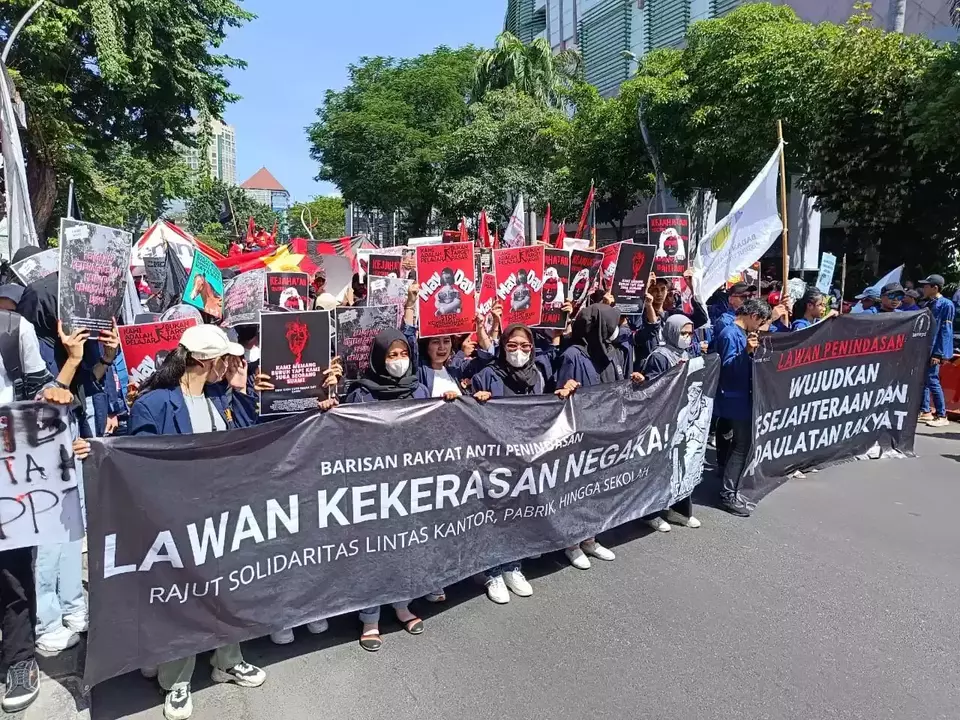 Hari Buruh Massa Aksi Blokade Jalan Basuki Rahmat Surabaya