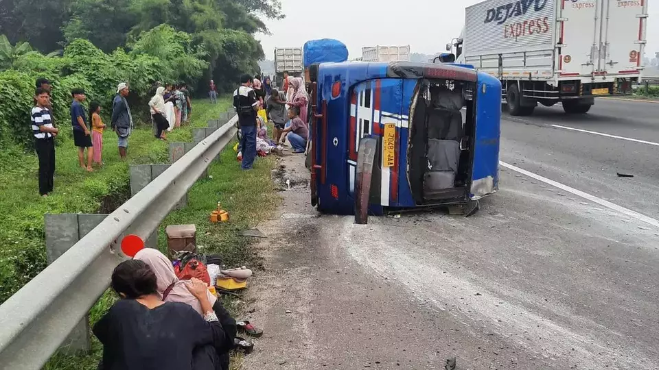 Mikrobus Rombongan Peziarah Terguling Di Tol Tangerang Merak