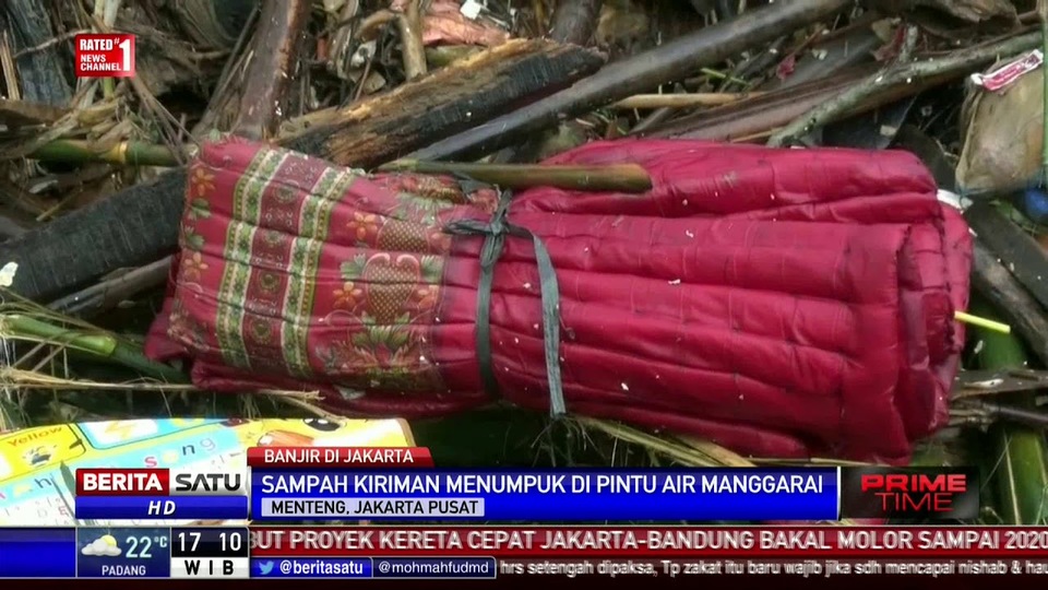 Sampah Kiriman Menumpuk Di Pintu Air Mangarai