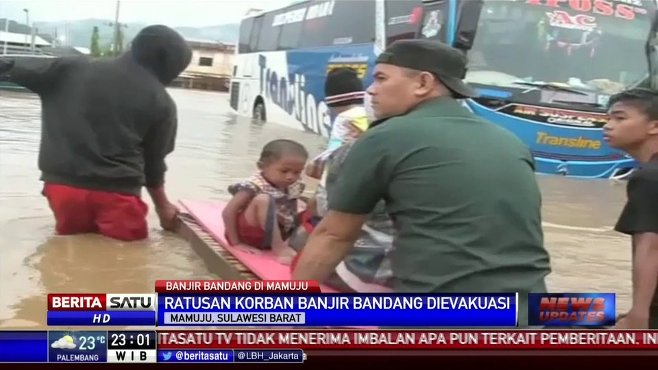 Tni Polri Evakuasi Warga Terjebak Banjir Bandang Di Mamuju