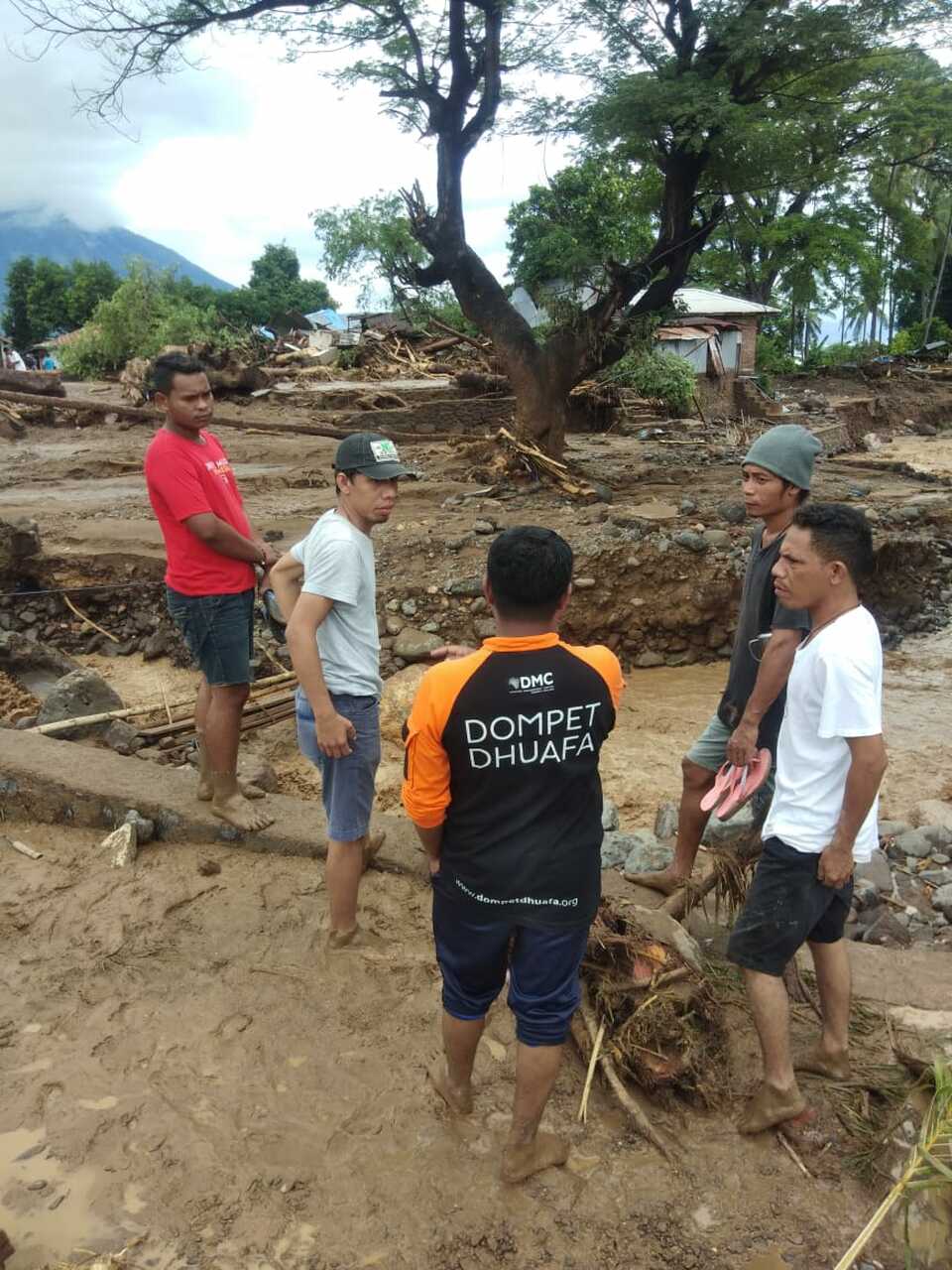 Tim SAR DMC Dompet Dhuafa Terjun Evakuasi Dan Sisir Lokasi Bencana